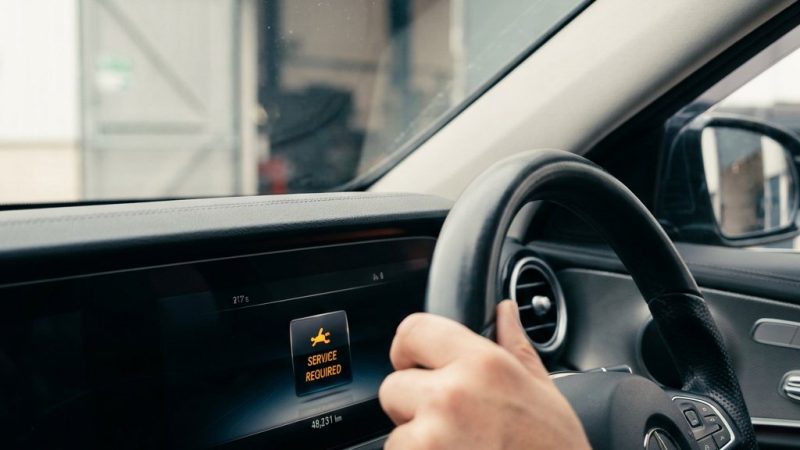Hoeveel kilometer mag je over onderhoud van een Mercedes rijden?